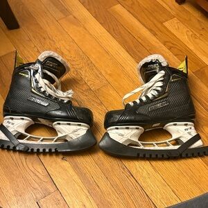 Bauer Youth size 4 Black and White Hockey Skates